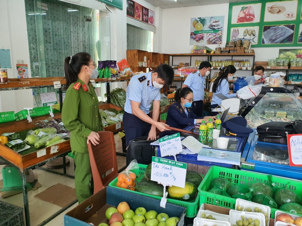 Lực lượng QLTT TP HCM kiểm tra hoạt động kinh doanh tại thực phẩm râu, củ, quả tại các cửa hàng trên địa bàn