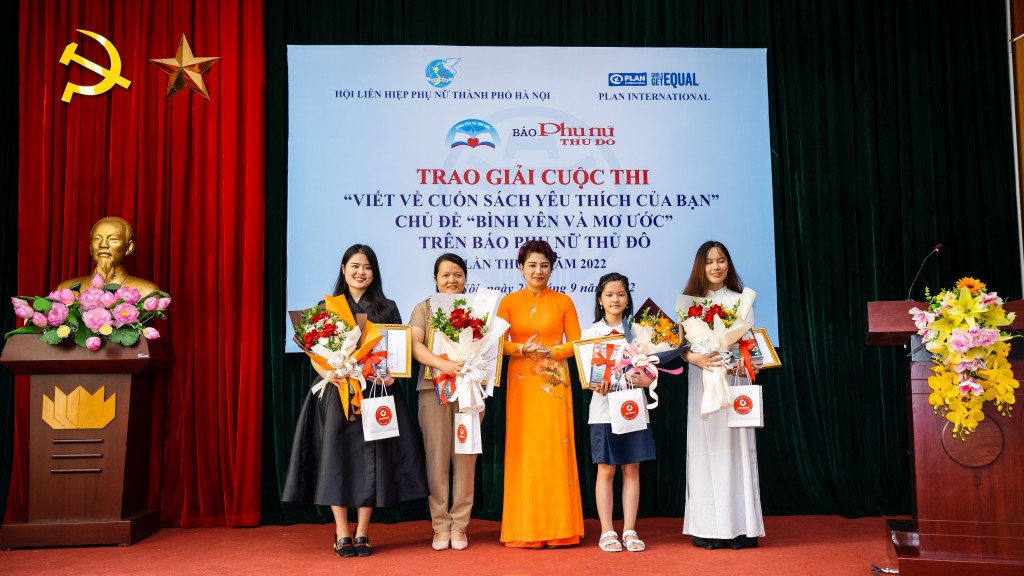 Nhà báo Lê Quỳnh Trang - Tổng Biên tập báo Phụ nữ Thủ đô trao giải cho các tác giả đoạt giải Ba