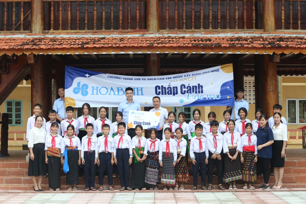 Tập đoàn Xây dựng Hòa Bình trao tặng 100 tủ sách cho các trường gặp khó khăn trên cả nước(1)