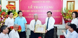 Bí thư Thành uỷ Hà Nội trao Huy hiệu 80 năm tuổi Đảng cho đồng chí Vũ Oanh