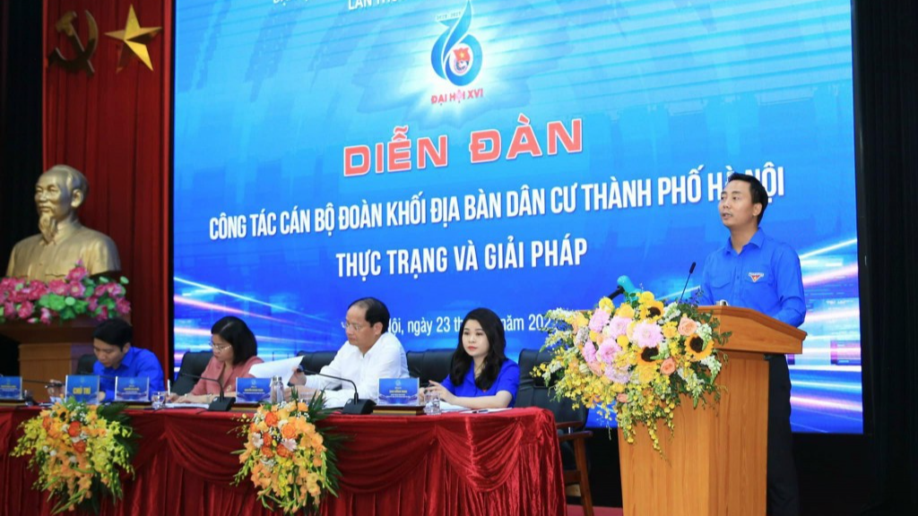 Phó Bí thư Thường trực Thành đoàn Hà Nội Nguyễn Đức Tiến báo cáo về công tác cán bộ khối địa bàn dân cư 