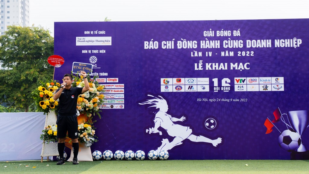Đội ngũ trọng tài - những người Khai mạc giải bóng đá