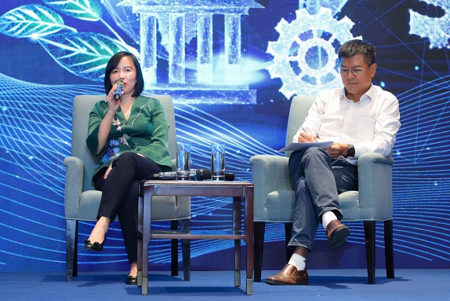 Bà Trần Phương Ngọc Thảo (bên trái)  - Thành viên HĐQT, Trưởng tiểu ban ESG PNJ chia sẻ tại sự kiện