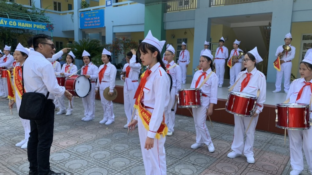 Đội nghi lễ trường THCS Ái Mộ tập luyện chào mừng Đại hội Đoàn Thanh niên thành phố Hà Nội 