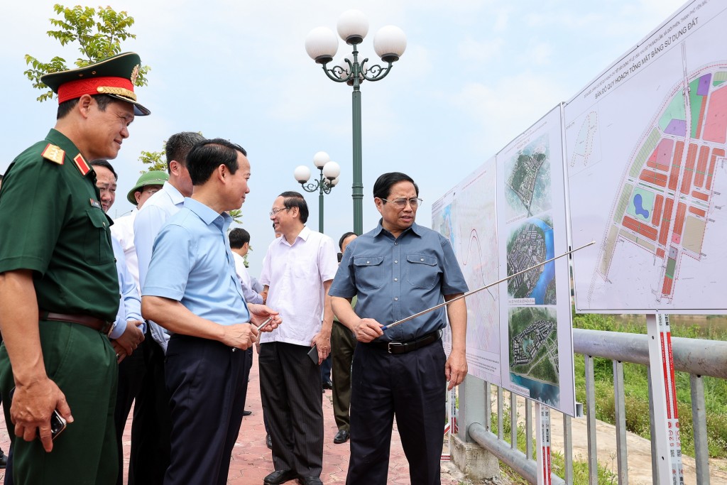 Thủ tướng Chính phủ đi kiểm tra thực địa đê kè chống ngập sông Hồng khu vực xã Giới Phiên, thành phố Yên Bái.