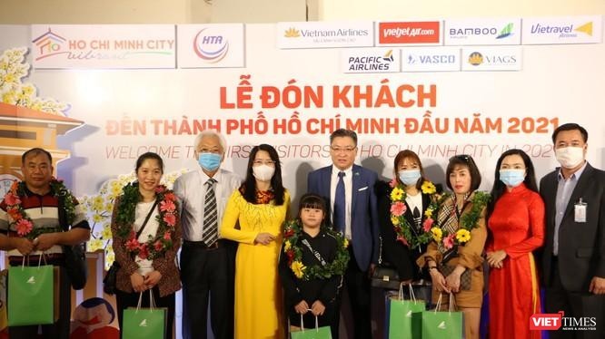 Bà Nguyễn Thị Ánh Hoa (áo dài màu vàng) - Giám đốc Sở Du lịch TP.HCM tại Lễ đón khách đến TP trong ngày 1/1/2021