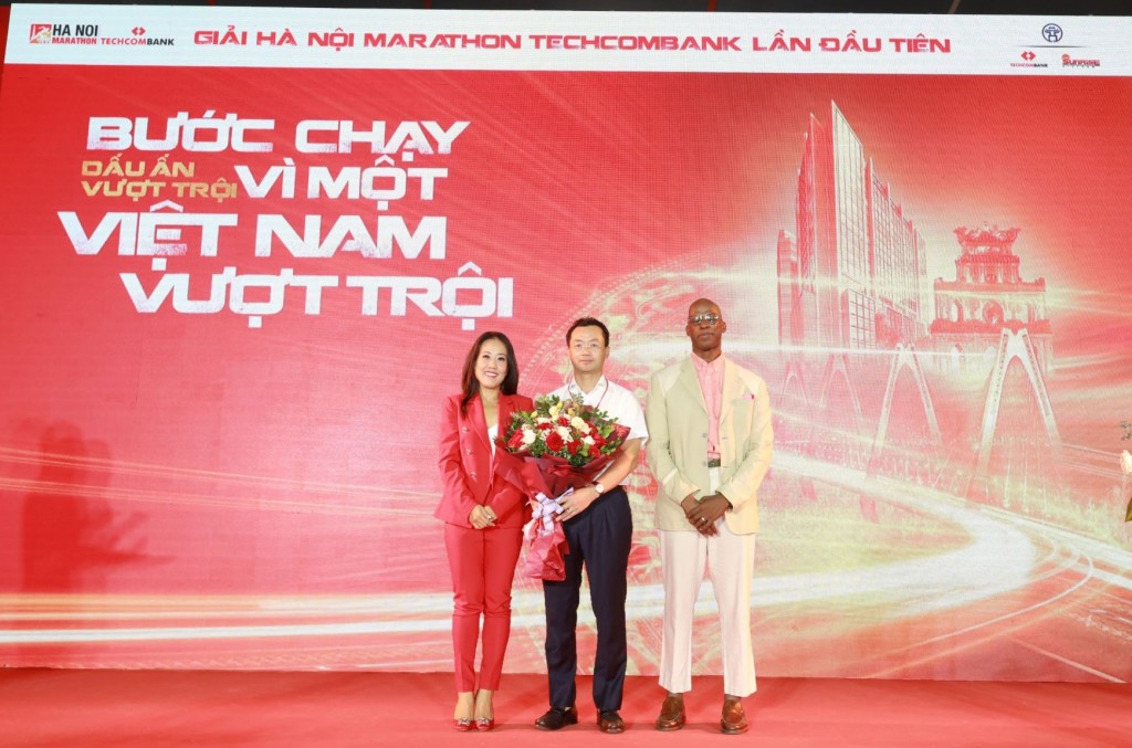 Bà Thái Minh Diễm Tú - Giám đốc Khối Tiếp thị Techcombank chụp ảnh cùng đơn vị tổ chức tại buổi khai mạc giải chạy