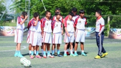 Danh thủ Nguyễn Hồng Sơn giúp các cầu thủ có thể hình thấp bé tự tin trên sân cỏ