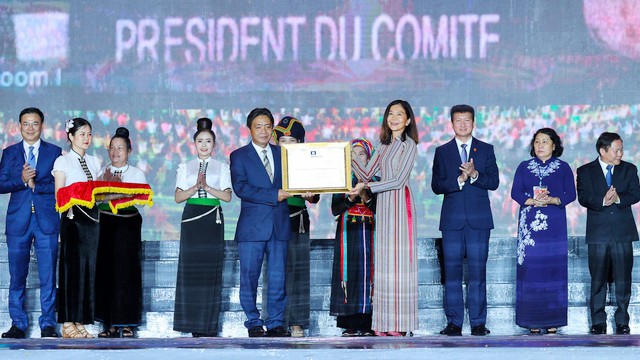 Bà Pauline Tamesis, Điều phối viên thường trú Liên Hợp Quốc tại Việt Nam, đại diện cho UNESCO trao bằng của UNESCO công nhận Nghệ thuật Xòe Thái là Di sản văn hóa phi vật thể đại diện của nhân loại cho đại diện Bộ trưởng Bộ Văn hóa Thể thao và Du lịch và lãnh đạo UBND các tỉnh Yên Bái, Sơn La, Lai Châu, Điện Biên - Ảnh: VGP/Nhật Bắc