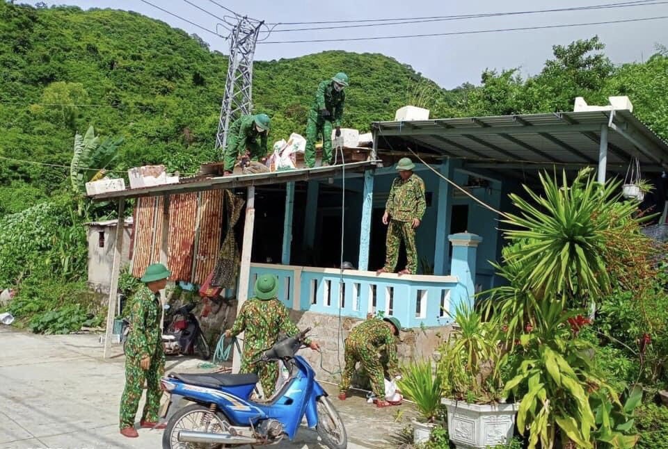 Đồn Biên phòng Cù Lao Chàm, TP Hội An khẩn trương giúp các hộ dân trên đảo chằng chống nhà cửa (Ảnh đài Hội An)