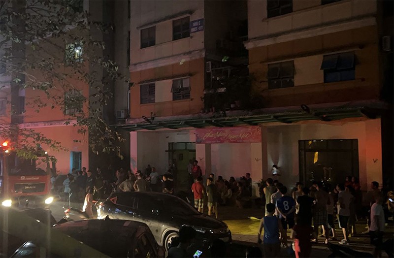 Nhiều người dân ở các tầng được Cảnh sát PCCC&CNCH hướng dẫn xuống sân chung cư an toàn