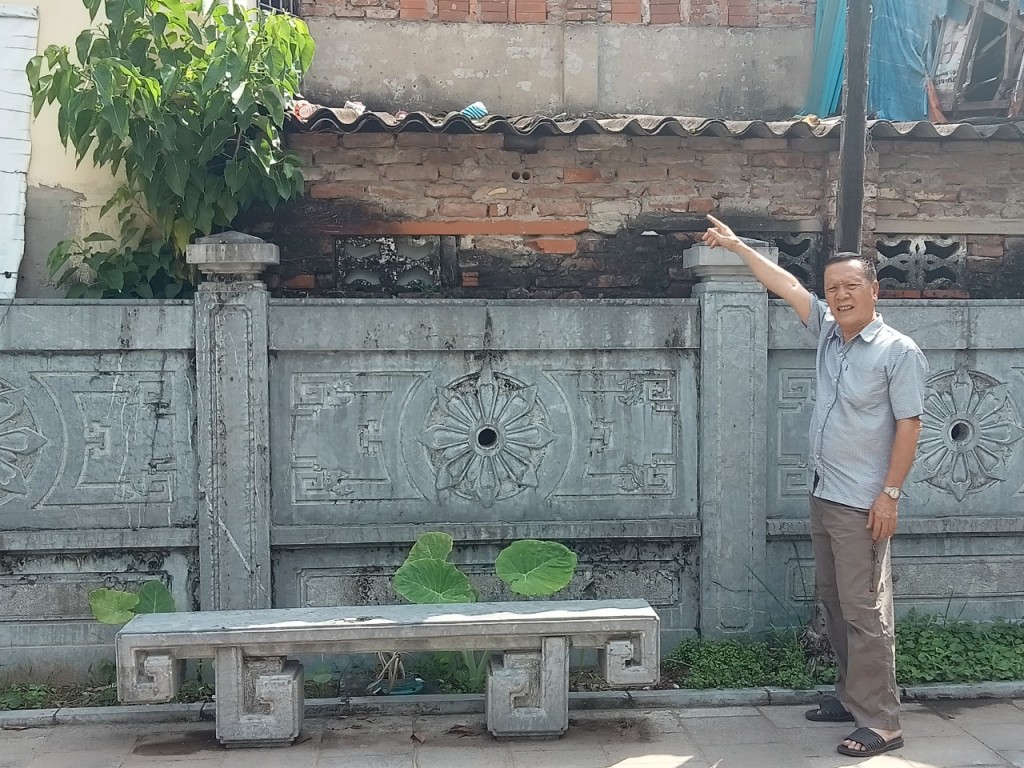 Ông Nguyễn Duy Quý, Nguyên Trưởng tiểu ban Quản lý đình Hoàng Mai chỉ thực địa đất đi tích hiện có gia đình cụ Lê Thới ở