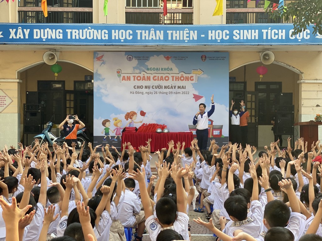 “An toàn giao thông cho nụ cười ngày mai” ở trường Tiểu học Lê Hồng Phong