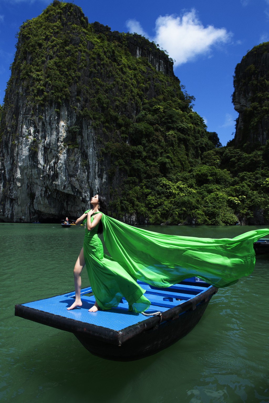 Lâm Thu Hồng diện dạ hội trên vịnh Hạ Long đẹp như tranh