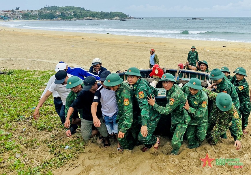 Bộ Chỉ huy quân sự và Bộ Chỉ huy Bộ đội Biên phòng tỉnh Bình Định đã triển khai các phương án, lực lượng, phương tiện sẵn sàng ứng phó với bão số 4 (bão Noru). Ảnh QĐND
