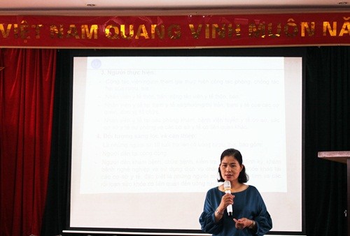 Bác sỹ Vũ Thị Hồng CDC thành phố Hà Nội truyền đạt nội dung tập huấn.