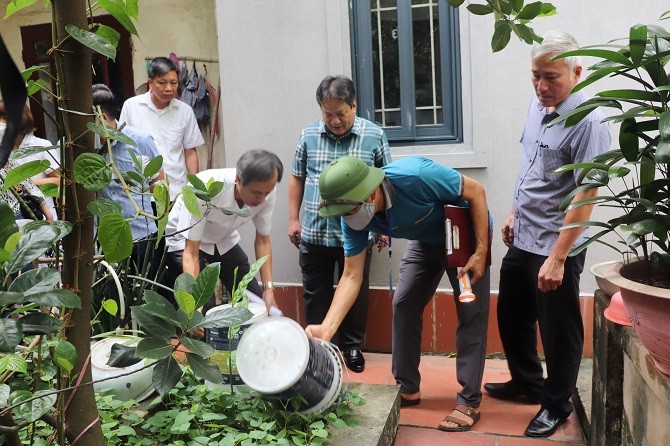 Hướng dẫn người dân các biện pháp vệ sinh môi trường, loại bỏ, xử lý các vật dụng chứa nước không tạo điều kiện cho muỗi sinh sản.