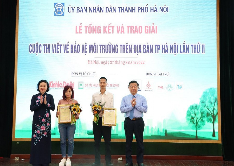 Sáng 27/9, tại Hà Nội, Báo Kinh tế và Đô thị phối hợp với Sở TN&MT TP Hà Nội tổ chức Lễ trao giải Cuộc thi viết về “Bảo vệ Môi trường trên địa bàn thành phố Hà Nội lần thứ II”, năm 2021 - 2022 cho 16 tác giả, nhóm tác giả có tác phẩm đoạt giải