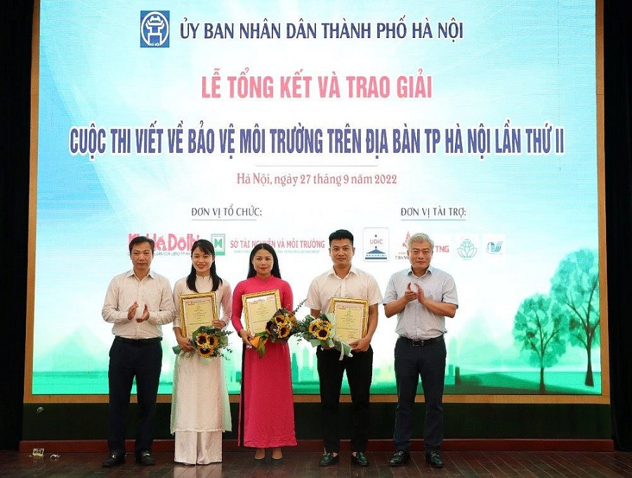 Ông Mai Trọng Thái - Phó Giám đốc Sở TN&MT Hà Nội và ông Nguyễn Anh Đức - Phó Tổng biên tập Báo Kinh tế và Đô thị trao thưởng cho các tác giả đạt giải Ba