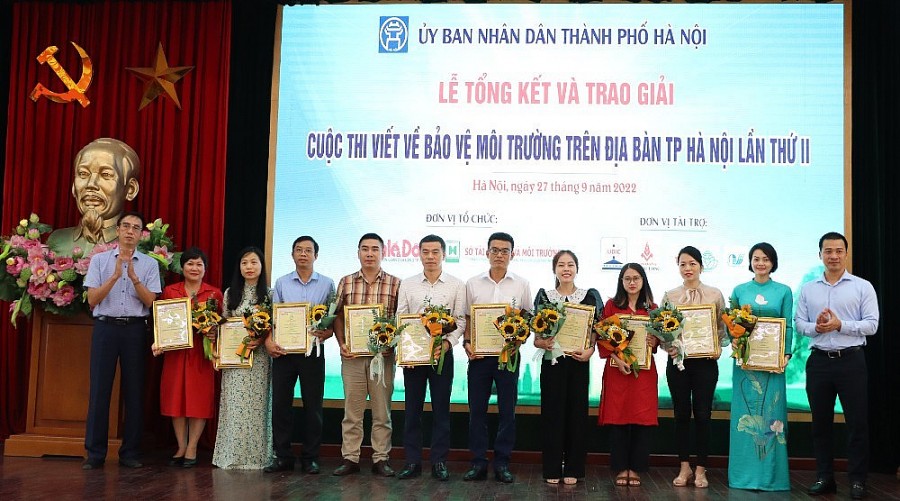 Ông Phạm Văn Đức – Phó Tổng Giám đốc Công ty TNHH MTV Môi trường đô thị Hà Nội (URENCO) và ông Vũ Minh Lý - Phó Giám đốc Trung tâm truyền thông (Bộ TN&MT) trao giải khuyến khích cho các tác giả