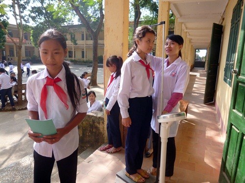 Khám sức khỏe cho học sinh tại thị trấn Chúc Sơn.