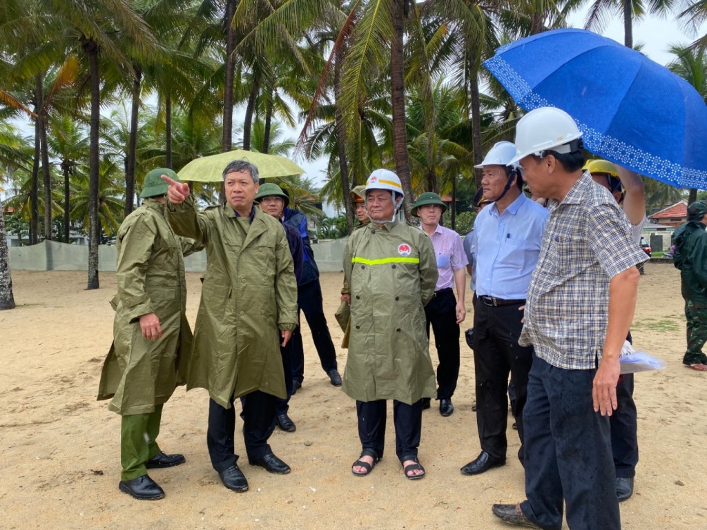 Bộ trưởng Bộ Nông nghiệp và PTNT Lê Minh Hoan (mũ trắng ở giữa) kiểm tra công tác phòng, chống bão số 4 tại biển Cửa Đại (Nguồn quangnam.gov)