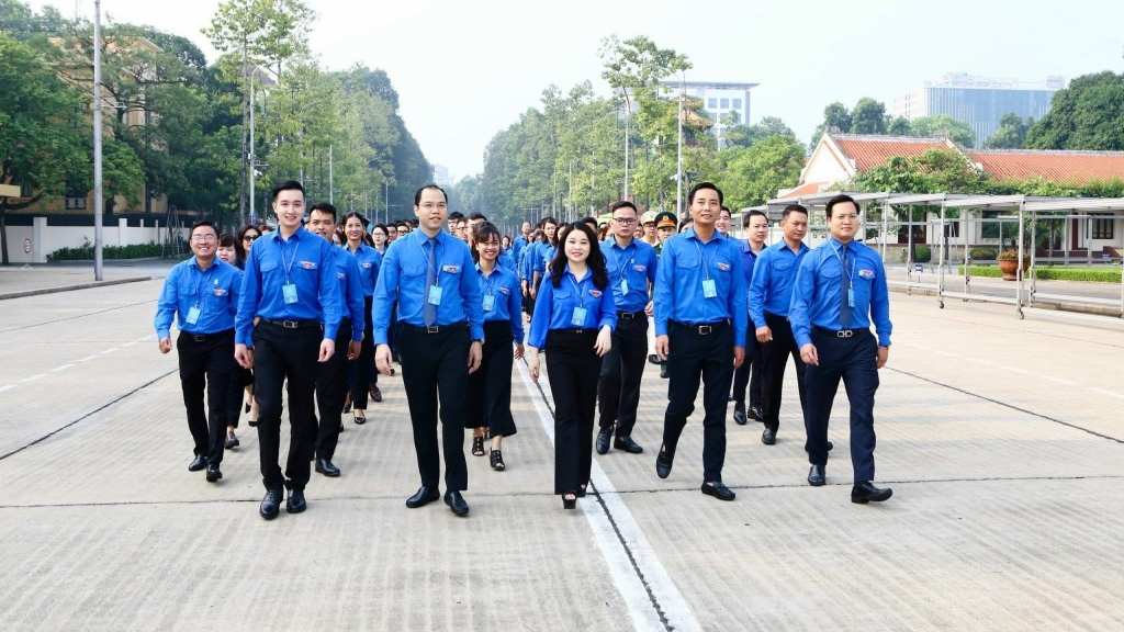 Đoàn đại biểu dự Đại hội Đoàn thành phố Hà Nội vào Lăng viếng Chủ tịch Hồ Chí Minh