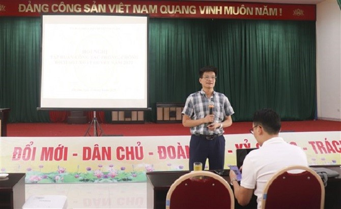 Ông Ngô Văn Tiến- Phó Giám đốc Trung tâm y tế huyện Gia Lâm cung cấp kiến thức cho học viên