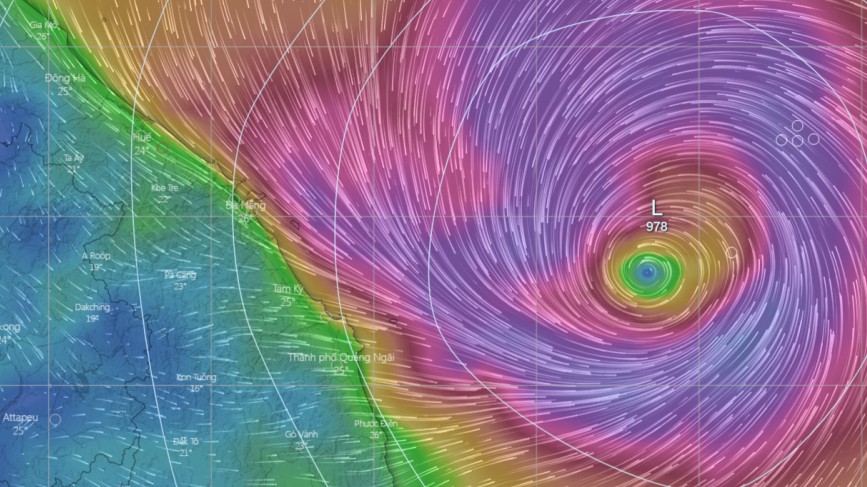 Siêu bão Noru cách đất liền khoảng 270km, miền Trung đang mưa to