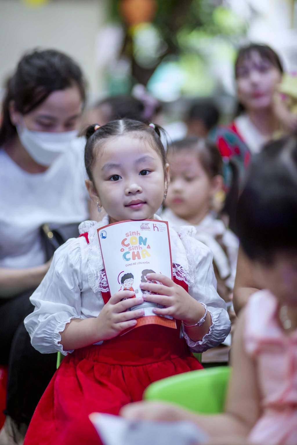  Chương trình cũng cung cấp miễn phí bộ tài liệu về làm cha mẹ với nhiều nội dung hữu ích cho các phụ huynh tham gia.