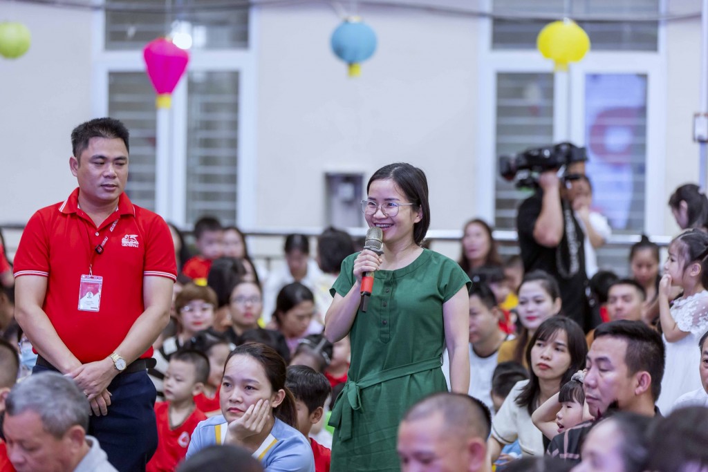 “Sinh Con, Sinh Cha” đã tạo không khí giao lưu, trao đổi đầy sôi nổi và hào hứng cho các gia đình đến tham dự.