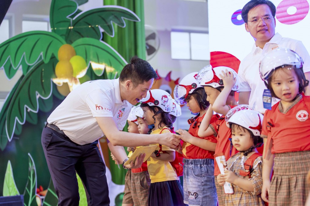 Ông Lục Tài Ba, Phó TGĐ Generali Việt Nam trao quà cho các em thiếu nhi tham dự chương trình cùng các gia đình có hoàn cảnh khó khăn.