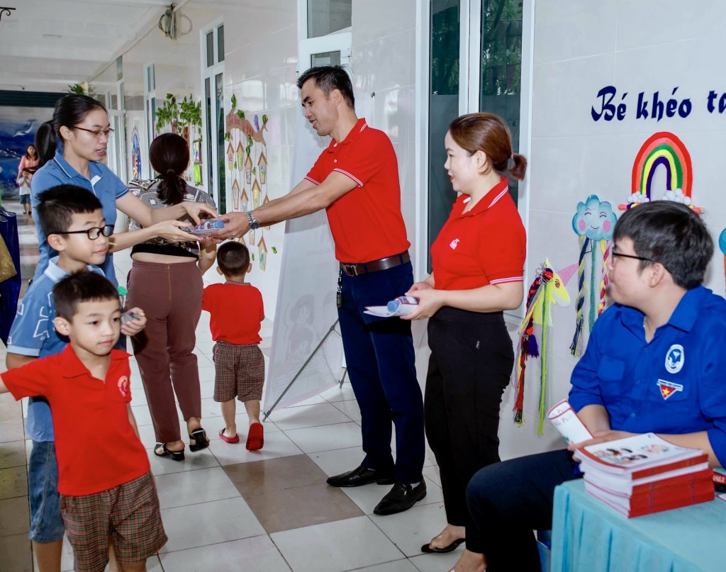 Chương trình Sinh Con, Sinh Cha tại Nghệ An có sự tham gia của gần 100 tình nguyện viên là các nhân viên, tư vấn viên của Generali cũng như các cán bộ, giáo viên mầm non, thanh niên địa phương