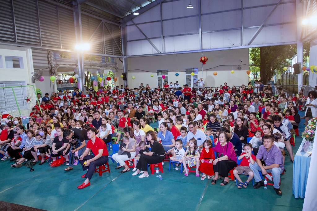 Hội thảo “Sinh Con, Sinh Cha” mang kiến thức nuôi dạy trẻ hữu ích và niềm vui đến với gần 700 phụ huynh, trẻ em, cán bộ, giáo viên trường mầm non Hoa Sen, tp. Vinh, tỉnh Nghệ An