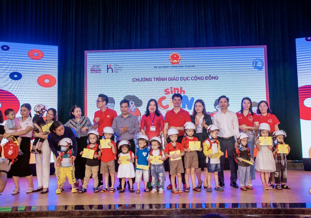 NSƯT Xuân Bắc, các đại biểu và tình nguyện viên Generali Việt Nam trao quà cho các em thiếu nhi có hoàn cảnh khó khăn.
