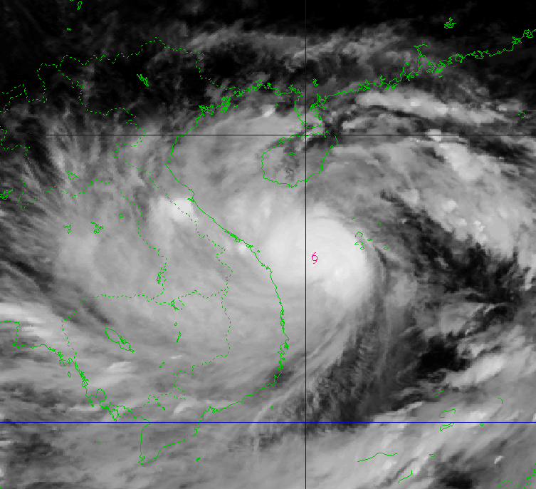Bão Noru vẫn đang rất mạnh khi áp sát bờ