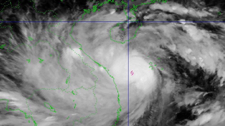 Bão Noru vẫn đang rất mạnh khi áp sát bờ
