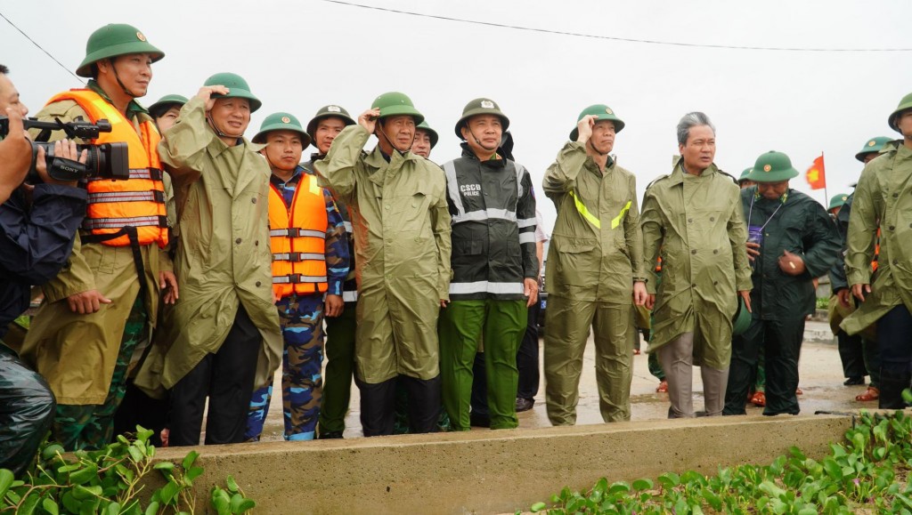 Phó Thủ tướng kiểm tra đê biển tại thôn An Dương 3, xã Phú Thuận, Thừa Thiên Huế - Ảnh: VGP/Đức Tuân