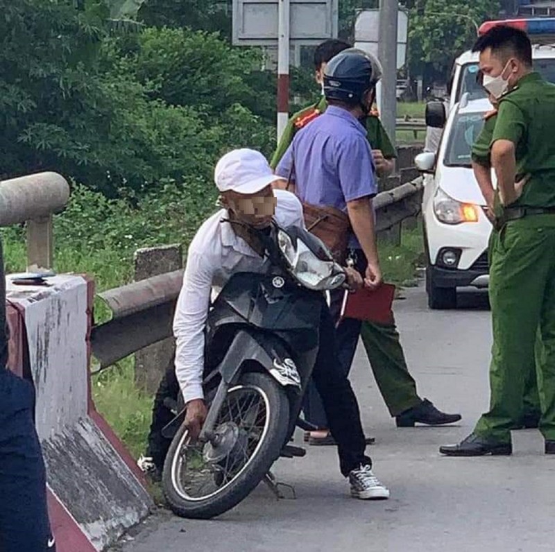 Hải Phòng: Nam thanh niên tử vong trong tư thế ngồi trên xe máy