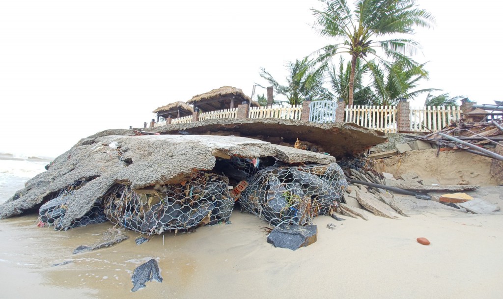 Quảng Nam: Bờ biển Cửa Đại tan hoang sau bão Noru