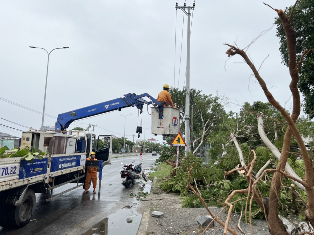 EVN đảm bảo vận hành nguồn và lưới điện sau khi cơn bão số 4 đổ bộ vào miền Trung