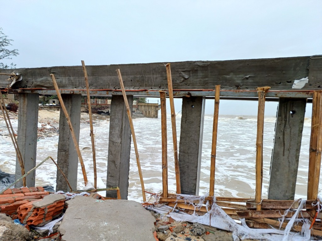 Quảng Nam: Bờ biển Cửa Đại tan hoang sau bão Noru