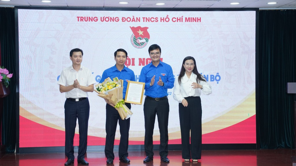 Ban Bí thư Trung ương Đoàn tặng hoa chúc mừng đồng chí Nguyễn Ngọc Lương