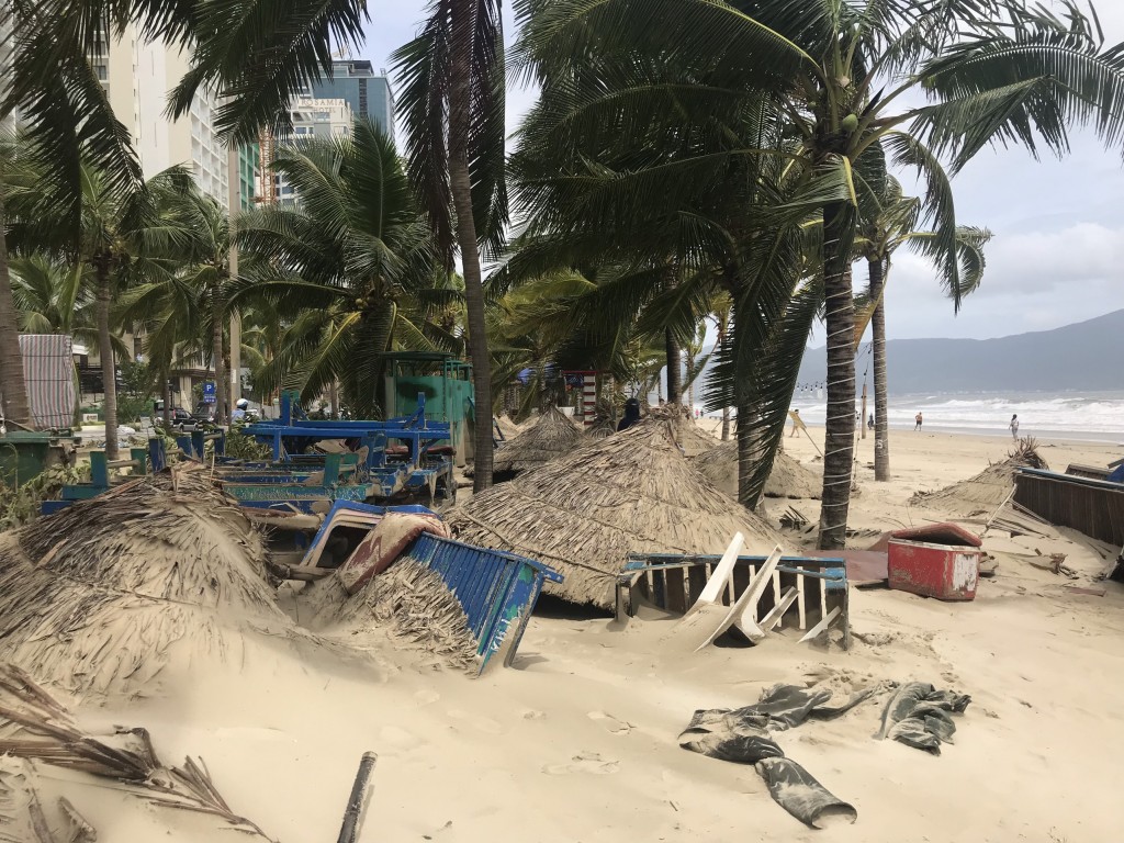 Đà Nẵng: Hàng quán dọc đường biển thiệt nặng sau bão Noru