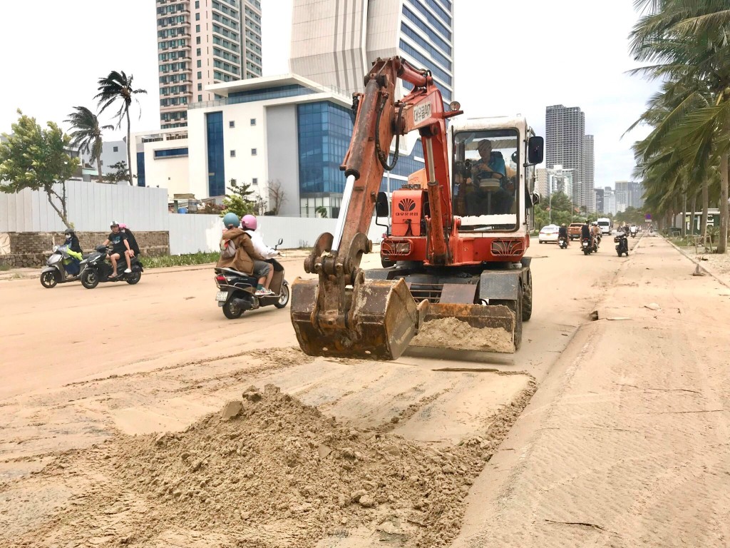 Đà Nẵng: Hàng quán dọc đường biển thiệt nặng sau bão Noru