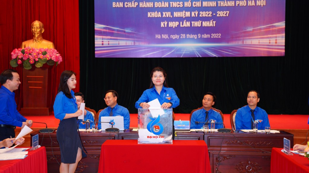 Các đại biểu bỏ phiếu tại Hội nghị Ban Chấp hành Đoàn TNCS Hồ Chí Minh thành phố Hà Nội khóa XVI lần thứ nhất