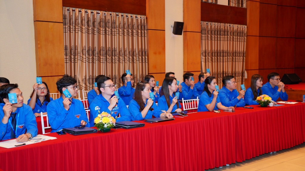 Các đại biểu biểu quyết tại Hội nghị Ban Chấp hành Đoàn TNCS Hồ Chí Minh thành phố Hà Nội khóa XVI lần thứ nhất
