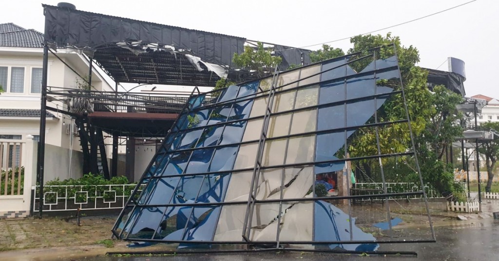 Phần mái của căn nhà ven sông Bàn Thạch, TP Tam Kỳ bị gió hất bay