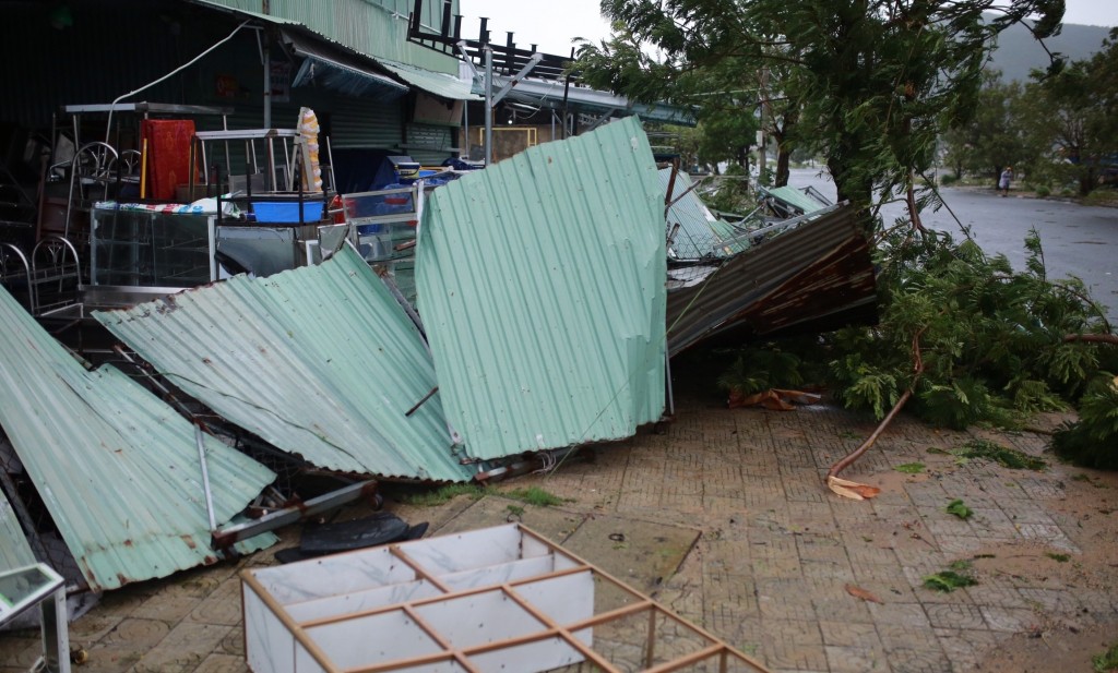 Mái tôn bị gió bão hất tung, nằm vương vãi trên đường phố Đà Nẵng.