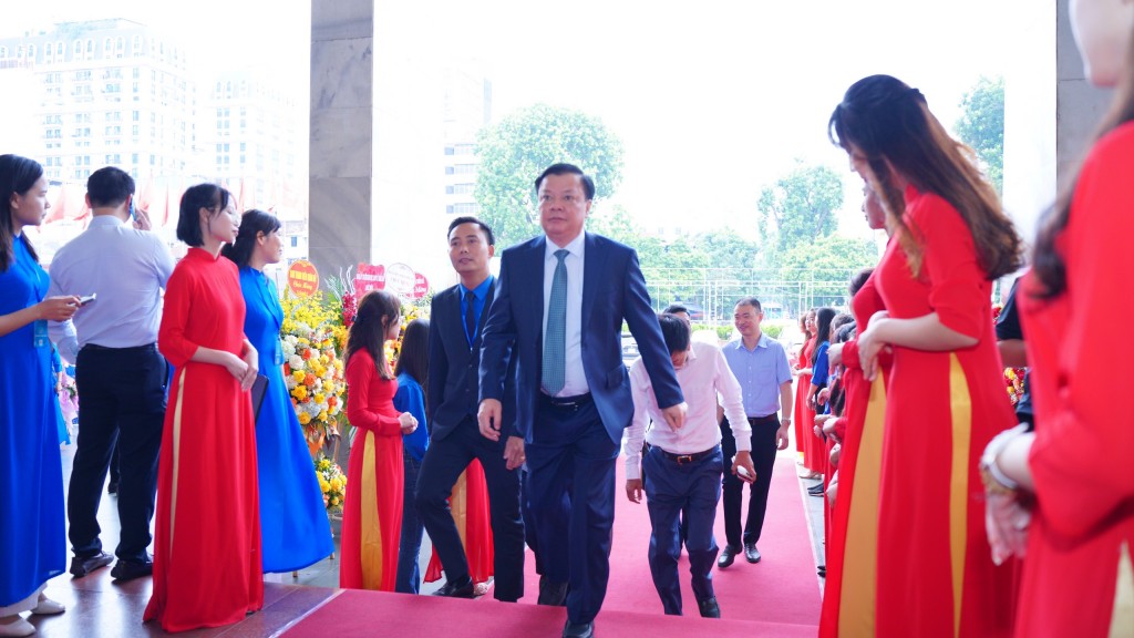 Uỷ viên Bộ Chính trị, Bí thư Thành uỷ, Trưởng Đại biểu Quốc hội thành phố Hà Nội Đinh Tến Dũng tới dự Đại hội